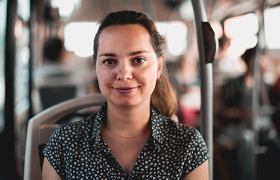 Frau im Bus