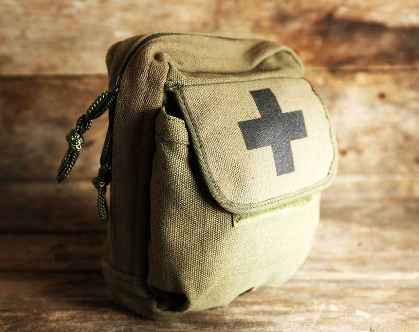 Rucksack mit Erste-Hilfe-Kreuz
