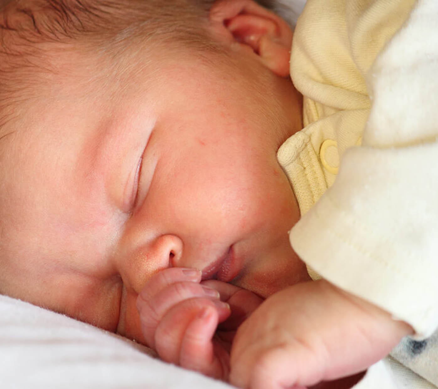 Ein neugeborenes Baby schläft tief und fest.
