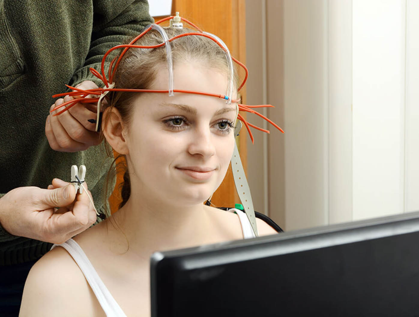 Junge Frau mit Epilepsie beim EEG